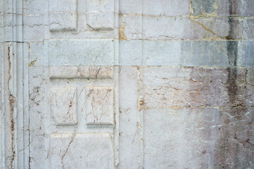 Casetones en relieve en muro de piedra blanca