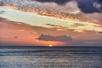 Obraz premium Beautiful sunset over the ocean