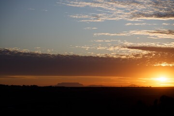 Sonnenuntergang in Südafrika mit Tafelberg