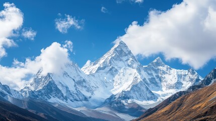 Obraz premium Majestic snow-capped mountain peaks under blue skies