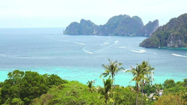 Vue panoramique zoom&eacute;e de Ko Phi Phi depuis le 3e point de vue