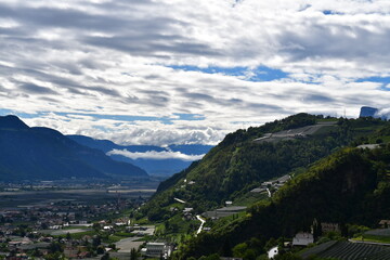 Schöne Landschaft mit Blick nach Lana in Südtirol 