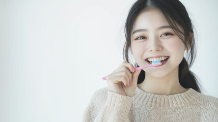 歯を磨く若い女性