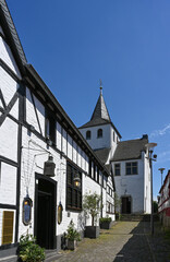 Blick auf Alt St. Maternus in Köln Rodenkirchen