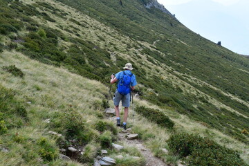 Fototapeta premium Mann wandert am Hirzer in Südtirol 