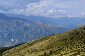 Schöne Landschaft auf dem Hirzer in Südtirol und im Hintergrund ein Gleitschirmflieger