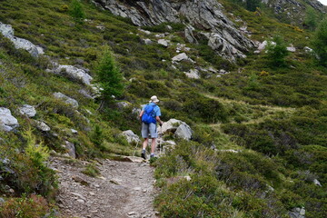 Mann wandert auf dem Hirzer in S&uuml;dtirol 