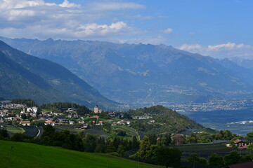 Blick auf V&ouml;llan und Meran in S&uuml;dtirol 