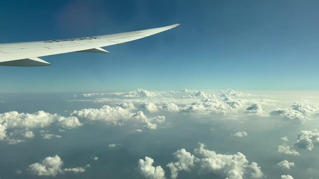 飛行機から雲の上をを飛行中の景色