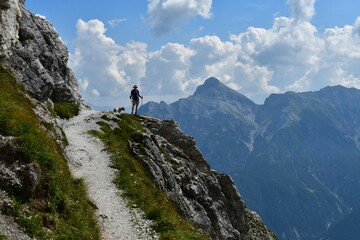 Mann und sein Lagotto Romagnolo Hund wandern im Stubaital 