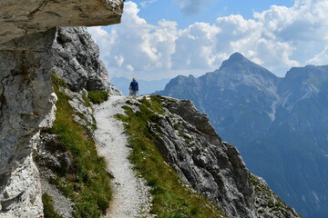 Mann wandert im Stubaital in Tirol
