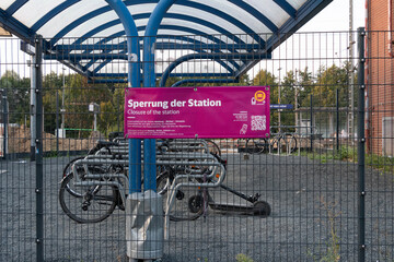 Schild "Sperrung der Station"