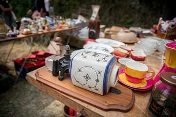 Photographie d'articles, dont un moulin à café, sur l'étal d'un vendeur lors d'un vide-grenier.