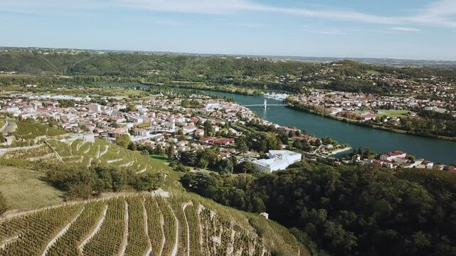 Vue a&eacute;rienne de la ville de Condrieu, d&eacute;partement du Rh&ocirc;ne vue d'un drone. Vignoble et fleuve sinueux.