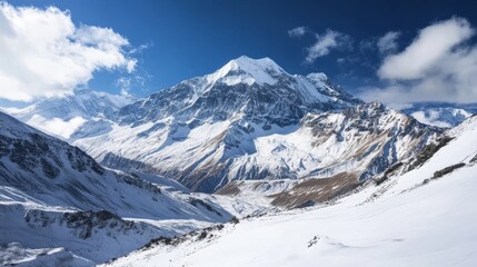 Obraz premium Snowy Thorong la Pass in Nepal's Annapurna region
