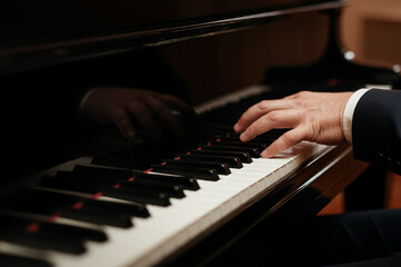 Obraz premium Close-up of the man playing the piano.