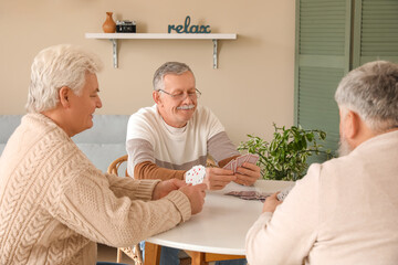 Obraz premium Old men playing cards at home