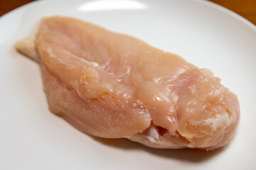 白い皿の上の鶏むね肉