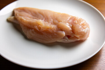 白い皿の上の鶏むね肉