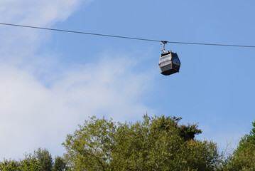 Obraz premium cable car cabin with people inside against the sky