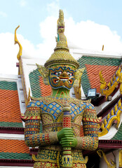 Fototapeta premium Ornate Yaksha statue guarding entrance of Bangkok temple