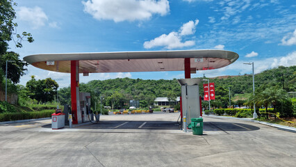Obraz premium gas station in the middle of the panamericana in panama on a sunny day.