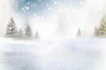 Winterliche Schneelandschaft mit Tannenbäumen und Schneeflocken