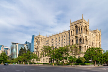 Naklejka premium A view of the Government House in Baku, Azerbaijan, with the city skyline in the background of modern buildings including JW Marriott Absheron Hotel