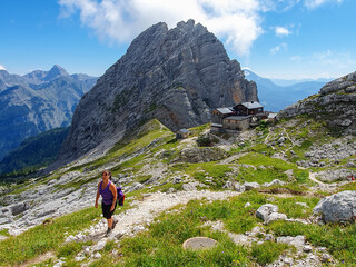 Frau beim Bergwandern oberhalb der Passauer Hütte am Birnhorn, 2026 m in den Leoganger Steinbergen, Tirol, Österreich