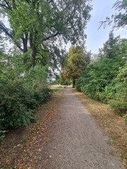 Spaziergang durch eine Parkanlage in Berlin Gr&uuml;nau (Treptow/K&ouml;penick)