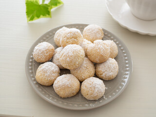 皿に盛ったスノーボールクッキー