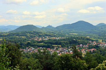 Aussicht vom Premium-Wanderweg Dimbacher Buntsandstein Höhenweg im Pfälzerwald in Richtung Annweiler am Tifels und auf die Reichsburg Trifels. 