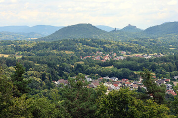 Fototapeta premium Aussicht vom Premium-Wanderweg Dimbacher Buntsandstein Höhenweg im Pfälzerwald in Richtung Annweiler am Tifels und auf die Reichsburg Trifels. 