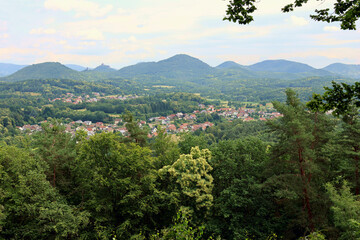Aussicht vom Premium-Wanderweg Dimbacher Buntsandstein Höhenweg im Pfälzerwald in Richtung Annweiler am Tifels und auf die Reichsburg Trifels. 