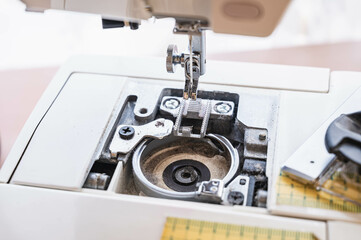 ミシンの釜に溜まったホコリ