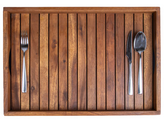 Bandeja de madera con cubiertos de acero inoxidable