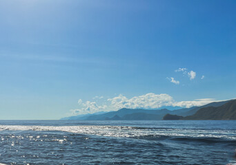 Fototapeta premium long island summer landscape view from boat ride - sea waves and mountain