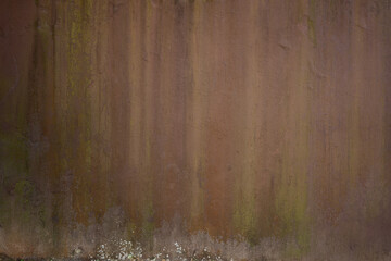 fundo de parede externa marrom acobreado, vários tons, com sinais de chuva e umidade