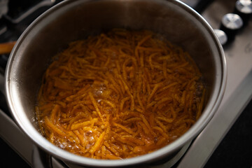 cozinhando doce de casca de tangerina