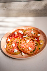 salada de tomates frescos e queijo