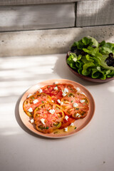 salada de tomate com queijo e alface