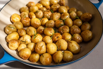 panela com batatas assadas