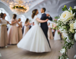 Pierwszy taniec pary młodej na weselu
