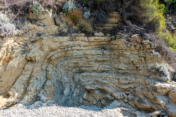 Gesteinsschichten an der Küste der Insel Rab in Kroatien