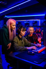 Gamer girl playing mmo game while her friends are cheering and helping © Zamrznuti tonovi