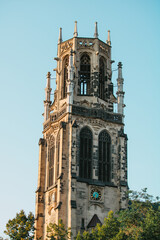 Gotischer Kirchturm bei Sonnenuntergang