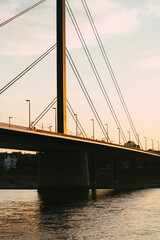 Oberkasseler Brücke in Düsseldorf bei Sonnenuntergang