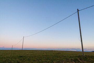 Ligne &eacute;lectrique dans les champs 