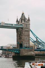 Obraz premium Die ikonische Tower Bridge in London mit vorbeifahrendem Ausflugsschiff