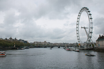 Obraz premium Blick auf das London Eye und die Themse an einem bewölkten Tag